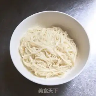 Make Hot sauce onion noodles step 4
