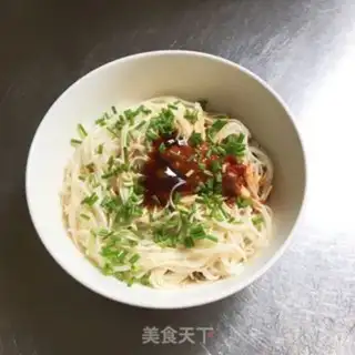 Make Hot sauce onion noodles step 5