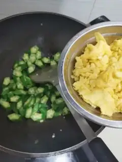 Make Autumn fried eggs step 3