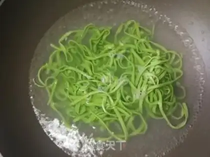 Make Spicy spinach noodles step 11