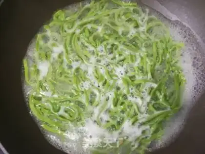 Make Spicy spinach noodles step 12