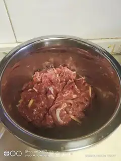 Make Cook beef with tofu step 1