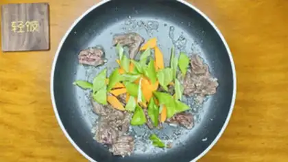 Make Pepper carrot beef noodles step 4