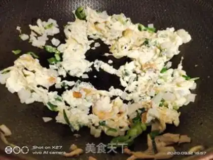 Make Onion egg fried rice step 4
