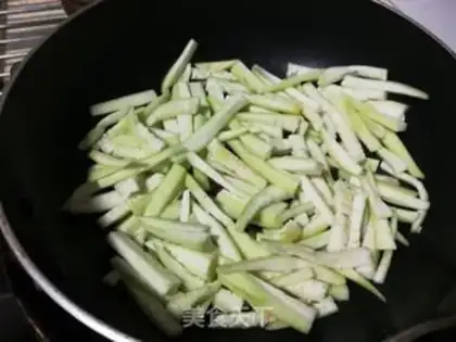 Make Smelt, egg poach soup step 2