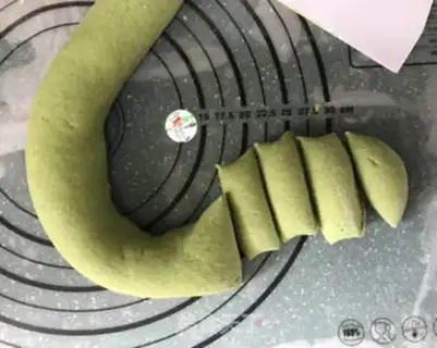 Make A spinach black sesame bun step 6