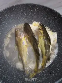 Make Yellowfish egg soup step 2