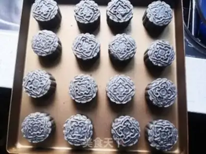 Make Black sesame lunar pie step 17