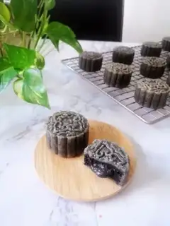 Make Black sesame lunar pie step 19