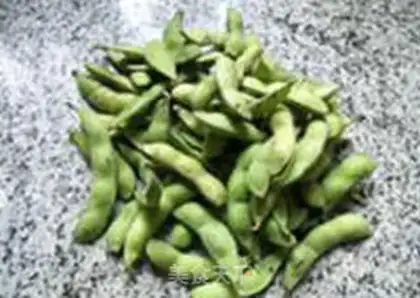 Make Watermelon peeled with beans step 0
