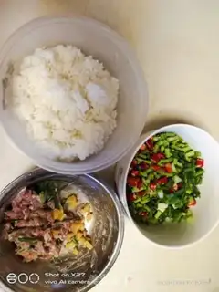 Make Beef and garlic fried rice step 1