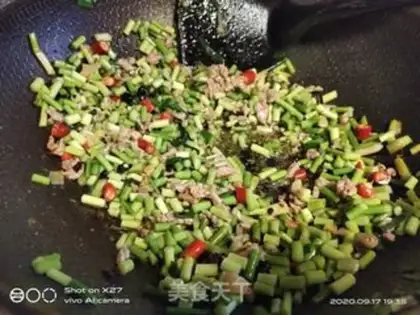 Make Beef and garlic fried rice step 2