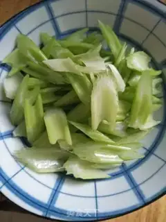 Make Cashew shrimp fried celery step 1