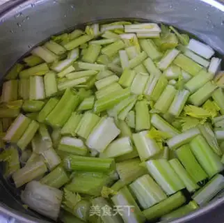 Make Celery fried chicken breasts step 2