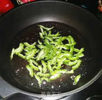 Make Scrambled eggs with red ace step 1