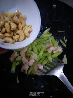 Make Cashew shrimp fried celery step 10