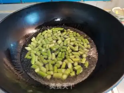 Make Pyramid fried eggs step 3