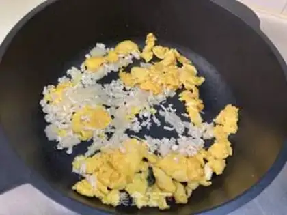 Make Golden mushroom egg fried rice step 4