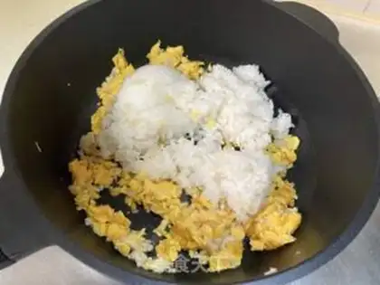 Make Golden mushroom egg fried rice step 5