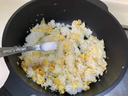 Make Golden mushroom egg fried rice step 6