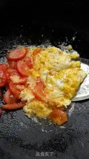 Make Tomato fried eggs step 8