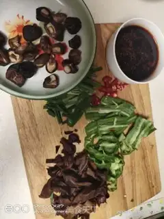 Make Flaming chicken in mushrooms step 1