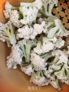 Make The bouquets and the flowers step 0