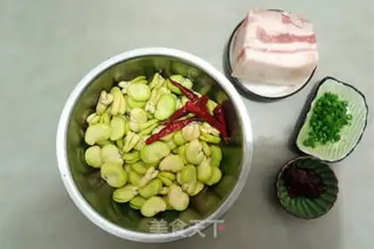 Make Five-flower fried beans step 0