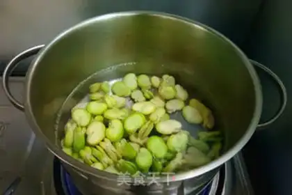 Make Five-flower fried beans step 1