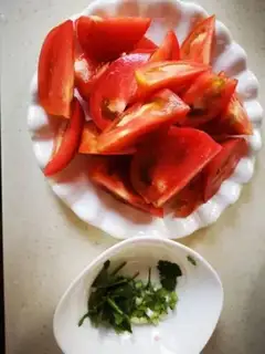 Make Tomato fried eggs step 1