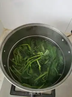 Make Scrambled spinach step 0