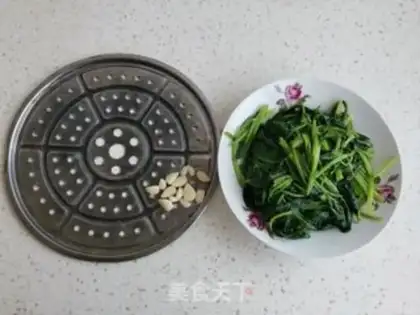 Make Scrambled spinach step 1