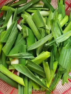 Make Garlic sprouts back to the pot step 1