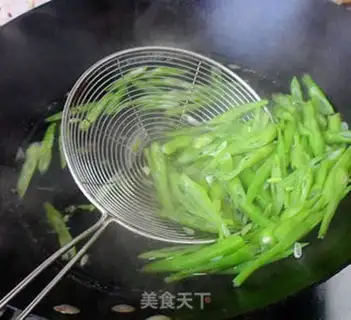 Make Shrimp skin and bean horns step 1