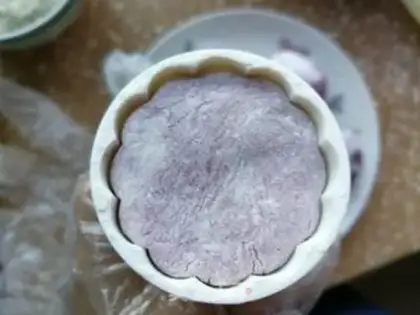 Make Crystal potato chestnut mooncake step 8