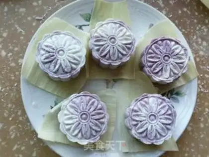 Make Crystal potato chestnut mooncake step 9