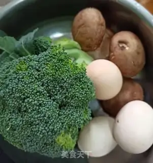 Make Eggs and mushrooms and broccoli step 0