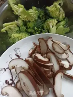 Make Eggs and mushrooms and broccoli step 1