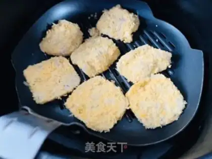 Make Pyramid egg yolk seafood step 0