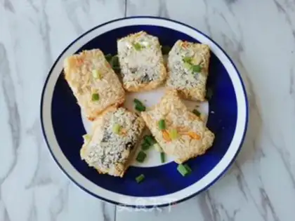 Make Pyramid egg yolk seafood step 1