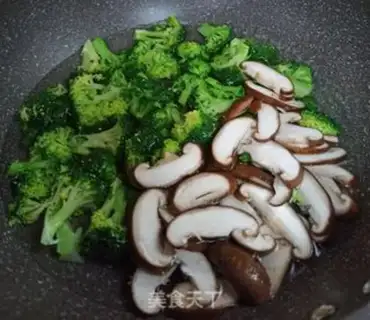 Make Eggs and mushrooms and broccoli step 3