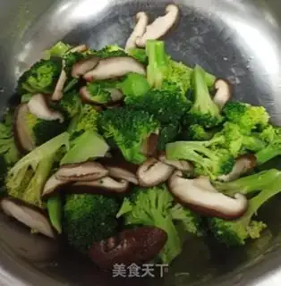 Make Eggs and mushrooms and broccoli step 4