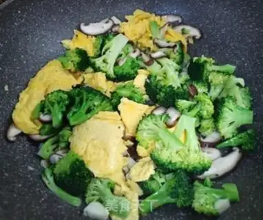 Make Eggs and mushrooms and broccoli step 10