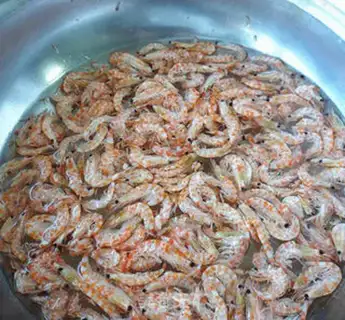 Make Onion fried red shrimp skin step 1