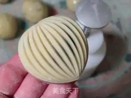 Make Peach-tree mooncake step 8