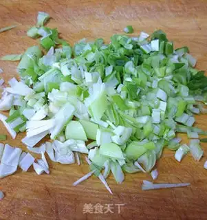 Make Onion fried red shrimp skin step 2