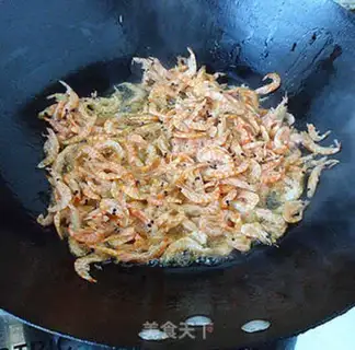 Make Onion fried red shrimp skin step 3