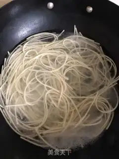 Make Hot dry noodles step 1