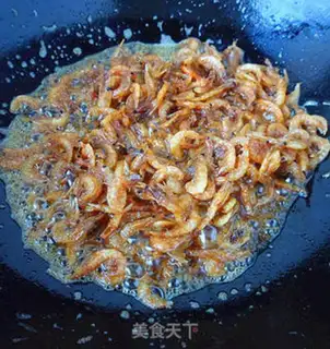 Make Onion fried red shrimp skin step 4