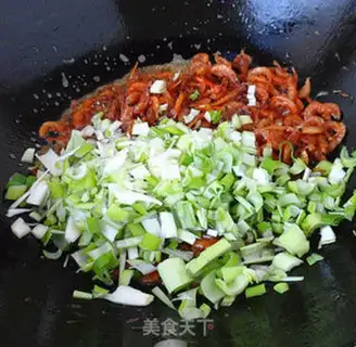 Make Onion fried red shrimp skin step 5